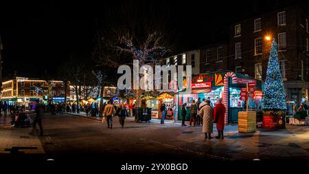 PARLIAMENT STREET, YORK, ROYAUME-UNI - 10 DÉCEMBRE 2024. Panorama paysager de la nourriture colorée du marché et des stands de cadeaux au marché de Noël de York au Parlement Banque D'Images