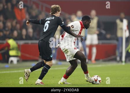 AMSTERDAM - Nicolo Ravella du SS Lazio, Brian Brobbey de l'Ajax lors du match de l'UEFA Europa League entre l'AFC Ajax Amsterdam et le SS Lazio Roma au Johan Cruijff Arena le 12 décembre 2024 à Amsterdam, pays-Bas. ANP | Hollandse Hoogte | MAURICE VAN STEEN crédit : ANP/Alamy Live News Banque D'Images