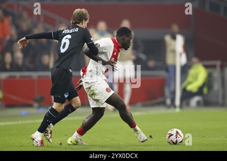 AMSTERDAM - Nicolo Ravella du SS Lazio, Brian Brobbey de l'Ajax lors du match de l'UEFA Europa League entre l'AFC Ajax Amsterdam et le SS Lazio Roma au Johan Cruijff Arena le 12 décembre 2024 à Amsterdam, pays-Bas. ANP | Hollandse Hoogte | MAURICE VAN STEEN crédit : ANP/Alamy Live News Banque D'Images