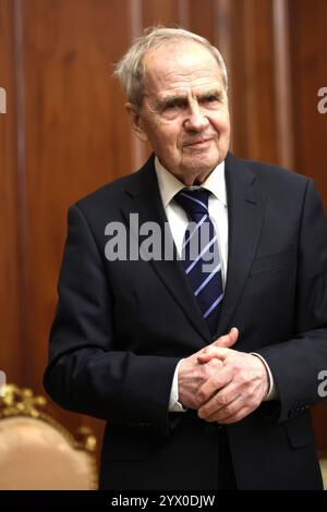 Moscou, Russie. 11 décembre 2024. Le président russe de la Cour constitutionnelle Valery Zorkin, attend l'arrivée du président Vladimir Poutine, avant une rencontre individuelle au Kremlin, le 11 décembre 2024 à Moscou, en Russie. Crédit : Alexander Kazakov/Kremlin Pool/Alamy Live News Banque D'Images