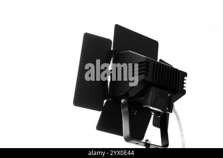 Réflecteur studio isolé sur un fond blanc. Banque D'Images