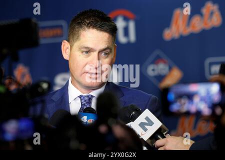 Queens, États-Unis. 12 décembre 2024. Carlos Mendoza, manager des mets de New York, s’adresse à la presse après la présentation de Juan Soto au Citi Field à New York le jeudi 12 décembre 2024. Soto signe un contrat de 765 millions de dollars, le plus important de l'histoire de la Ligue majeure de baseball. Photo de Corey Sipkin/UPI crédit : UPI/Alamy Live News Banque D'Images