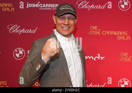 Leipzig - Spendengala im Kampf gegen Leukämie : Dutzende Stars BEI der 30. JosÃ Carreras Gala 12.12.2024 ab 18 Uhr Leipzig, Media City Leipzig Fotograf : EHL Media/Dietmar Thomas Im Foto : Axel Schulz, Boxer am Donnerstag überträgt der MDR ab 20,15 Uhr live aus Leipzig die 30. JosÃ Carreras Gala. Gastgeber und Stifter JosÃ Carreras wird in seiner großen Vision Leukämie muss heilbar werden. Immer und BEI jedem wieder von prominenten internationalen und nationalen Künstlerfreunden unterstützt. Gemeinsam mit Gastgeber JosÃ Carreras werden auch in diesem Jahr die TV-Moderatoren und Botschafter der Jos Banque D'Images