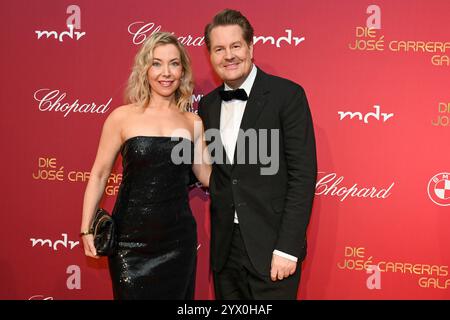 Leipzig - Spendengala im Kampf gegen Leukämie : Dutzende Stars BEI der 30. JosÃ Carreras Gala 12.12.2024 ab 18 Uhr Leipzig, Media City Leipzig Fotograf : EHL Media/Dietmar Thomas Im Foto : Sissy Metzschke, Moderatorin und Lars-Christian Karde, Moderator am Donnerstag überträgt der MDR ab 20,15 Uhr live aus Leipzig die 30. JosÃ Carreras Gala. Gastgeber und Stifter JosÃ Carreras wird in seiner großen Vision Leukämie muss heilbar werden. Immer und BEI jedem wieder von prominenten internationalen und nationalen Künstlerfreunden unterstützt. Gemeinsam mit Gastgeber JosÃ Carreras werden auch in diesem J Banque D'Images