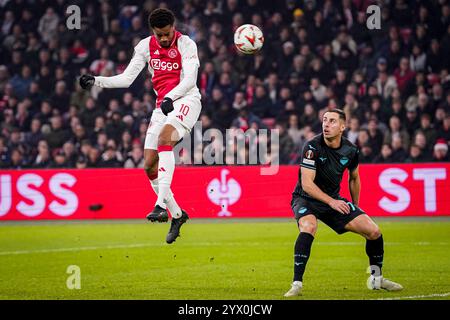 Amsterdam, pays-Bas. 12 décembre 2024. AMSTERDAM, PAYS-BAS - 12 DÉCEMBRE : Chuba Akpom de l'AFC Ajax dirige le ballon lors du match UEFA Europa League 2024/25 League phase MD6 entre l'AFC Ajax et le SS Lazio à la Johan Cruijff Arena le 12 décembre 2024 à Amsterdam, pays-Bas. (Photo par Andre Weening/Orange Pictures) crédit : Orange pics BV/Alamy Live News Banque D'Images
