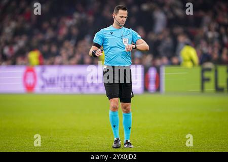 Amsterdam, pays-Bas. 12 décembre 2024. AMSTERDAM, PAYS-BAS - 12 DÉCEMBRE : L'arbitre Ivan Kruzliak regarde sa montre lors du match MD6 de l'UEFA Europa League 2024/25 League phase entre l'AFC Ajax et le SS Lazio au Johan Cruijff Arena le 12 décembre 2024 à Amsterdam, pays-Bas. (Photo par Andre Weening/Orange Pictures) crédit : Orange pics BV/Alamy Live News Banque D'Images