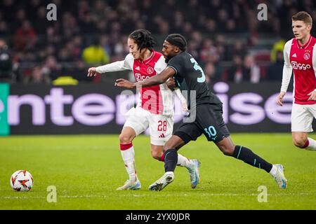 Amsterdam, pays-Bas. 12 décembre 2024. AMSTERDAM, PAYS-BAS - 12 DÉCEMBRE : Kian Fitz-Jim de l'AFC Ajax se bat pour la possession avec Nuno Tavares du SS Lazio lors du match de phase MD6 de l'UEFA Europa League 2024/25 entre l'AFC Ajax et le SS Lazio au Johan Cruijff Arena le 12 décembre 2024 à Amsterdam, pays-Bas. (Photo par Andre Weening/Orange Pictures) crédit : Orange pics BV/Alamy Live News Banque D'Images