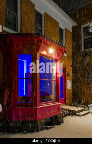 Fenêtre sur main Street la nuit à Ann Arbor, Michigan, États-Unis [pas de communiqués ; licence éditoriale uniquement] Banque D'Images