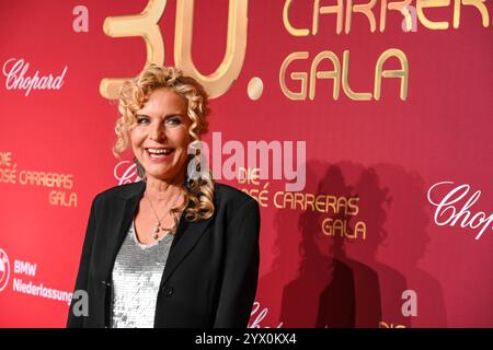 Leipzig - Spendengala im Kampf gegen Leukämie : Dutzende Stars BEI der 30. JosÃ Carreras Gala 12.12.2024 ab 18 Uhr Leipzig, Media City Leipzig Fotograf : EHL Media/Dietmar Thomas Im Foto : Victoria Herrmann, Moderatorin am Donnerstag überträgt der MDR ab 20,15 Uhr live aus Leipzig die 30. JosÃ Carreras Gala. Gastgeber und Stifter JosÃ Carreras wird in seiner großen Vision Leukämie muss heilbar werden. Immer und BEI jedem wieder von prominenten internationalen und nationalen Künstlerfreunden unterstützt. Gemeinsam mit Gastgeber JosÃ Carreras werden auch in diesem Jahr die TV-Moderatoren und Botscha Banque D'Images