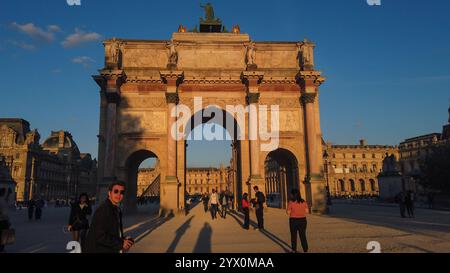 FRANCE. PARIS (75) 1ER ARRONDISSEMENT. PROCHE DU MUSÉE DU LOUVRE, DE L'ARC DE TRIOMPHE DU CARROUSEL Banque D'Images