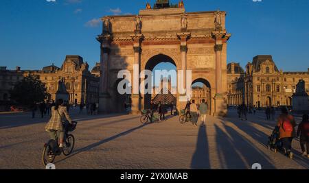 FRANCE. PARIS (75) 1ER ARRONDISSEMENT. PROCHE DU MUSÉE DU LOUVRE, DE L'ARC DE TRIOMPHE DU CARROUSEL Banque D'Images