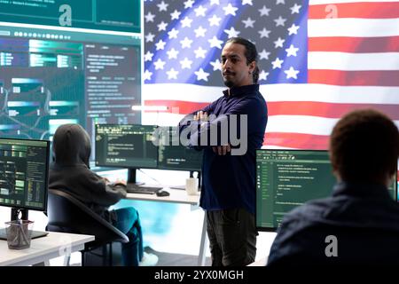 Un hacker américain dans une salle de cyberdéfense gouvernementale, présentant une technologie de pointe et des outils de piratage. Travailler sur la surveillance de la cybersécurité, la sécurité numérique et la sécurité nationale. Banque D'Images