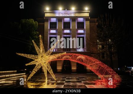 11 décembre 2024, Cava de' Tirreni, Salerne, Italie : des lumières de Noël ornent le centre historique et les arcades de Cava de'Tirreni, Salerne, Italie. Cava de'Tirreni est une ville de la région de Campanie, au nord-ouest de la ville de Salerne et près de la côte amalfitaine. (Crédit image : © Francesco Luciano/ZUMA Press Wire) USAGE ÉDITORIAL SEULEMENT! Non destiné à UN USAGE commercial ! Banque D'Images