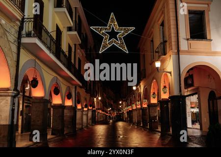 11 décembre 2024, Cava de' Tirreni, Salerne, Italie : des lumières de Noël ornent le centre historique et les arcades de Cava de'Tirreni, Salerne, Italie. Cava de'Tirreni est une ville de la région de Campanie, au nord-ouest de la ville de Salerne et près de la côte amalfitaine. (Crédit image : © Francesco Luciano/ZUMA Press Wire) USAGE ÉDITORIAL SEULEMENT! Non destiné à UN USAGE commercial ! Banque D'Images