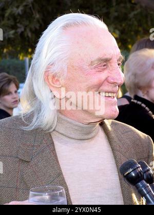 WOODLAND HILLS, CA, États-Unis : Kirk Douglas assiste au gala du 80e anniversaire du Motion Picture & Television Fund et à l'inauguration de la roseraie Roddy McDowall au Campus MPTF à Woodland Hills, Californie, le 6 octobre 2001. © Lee Roth / Roth Stock Celebrity Archives Banque D'Images