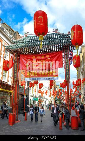 Porte d'entrée de Paifang, Gerrard Street, Chinatown, Cité de Westminster, Londres, Angleterre, Royaume-Uni Banque D'Images