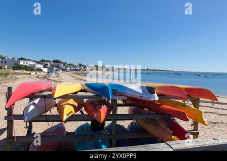 Kayaks colorés empilés sur un rack pour la location. À Provincetown, Massachusetts, Cape Cod, États-Unis Banque D'Images