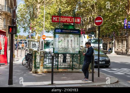 Devant la station de métro Assemblee nationale à Paris, France Banque D'Images