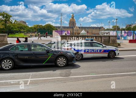 Police française Caravec feux bleus clignotants dans la circulation à Paris France Banque D'Images
