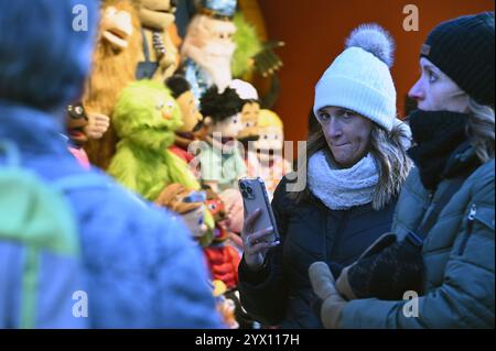 New York, États-Unis. 12 décembre 2024. Les gens marchent à travers le marché de vacances installé à Union Square, New York, NY, le 12 décembre 2024. Les pop-shops annuels des fêtes de Noël sont installés à Union Square ainsi que Columbus Circle et Bryant Park offrant des articles sur le thème des fêtes à vendre. (Photo par Anthony Behar/Sipa USA) crédit : Sipa USA/Alamy Live News Banque D'Images