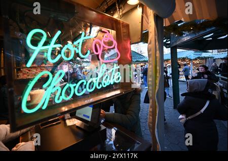 New York, États-Unis. 12 décembre 2024. Les gens marchent à travers le marché de vacances installé à Union Square, New York, NY, le 12 décembre 2024. Les pop-shops annuels des fêtes de Noël sont installés à Union Square ainsi que Columbus Circle et Bryant Park offrant des articles sur le thème des fêtes à vendre. (Photo par Anthony Behar/Sipa USA) crédit : Sipa USA/Alamy Live News Banque D'Images