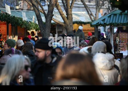 New York, États-Unis. 12 décembre 2024. Les gens marchent à travers le marché de vacances installé à Union Square, New York, NY, le 12 décembre 2024. Les pop-shops annuels des fêtes de Noël sont installés à Union Square ainsi que Columbus Circle et Bryant Park offrant des articles sur le thème des fêtes à vendre. (Photo par Anthony Behar/Sipa USA) crédit : Sipa USA/Alamy Live News Banque D'Images