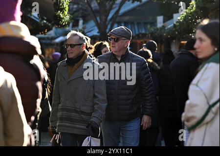 New York, États-Unis. 12 décembre 2024. Les gens marchent à travers le marché de vacances installé à Union Square, New York, NY, le 12 décembre 2024. Les pop-shops annuels des fêtes de Noël sont installés à Union Square ainsi que Columbus Circle et Bryant Park offrant des articles sur le thème des fêtes à vendre. (Photo par Anthony Behar/Sipa USA) crédit : Sipa USA/Alamy Live News Banque D'Images