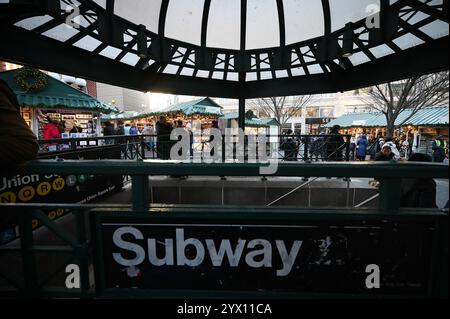 New York, États-Unis. 12 décembre 2024. Les gens marchent à travers le marché de vacances installé à Union Square, New York, NY, le 12 décembre 2024. Les pop-shops annuels des fêtes de Noël sont installés à Union Square ainsi que Columbus Circle et Bryant Park offrant des articles sur le thème des fêtes à vendre. (Photo par Anthony Behar/Sipa USA) crédit : Sipa USA/Alamy Live News Banque D'Images