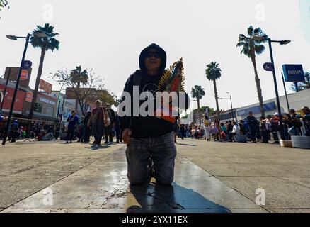 Mexico, Mexique. 12 décembre 2024. Des centaines de fidèles assistent à la Basilique de Guadalupe, pour remercier la Vierge de Guadalupe pour les faveurs et promesses accordées dans le cadre des célébrations de la Journée de la Vierge de Guadalupe. Le 12 décembre 2024 à Mexico, Mexique. (Photo de Ian Robles/ crédit : Eyepix Group/Alamy Live News Banque D'Images