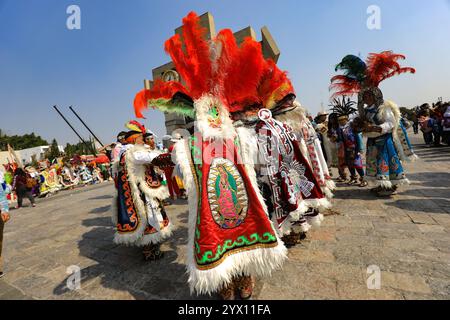 Mexico, Mexique. 12 décembre 2024. Danseurs participant à la danse préhispanique à l’occasion des célébrations de la Journée de la Vierge de Guadalupe. Le 12 décembre 2024 à Mexico, Mexique. (Photo de Ian Robles/ crédit : Eyepix Group/Alamy Live News Banque D'Images