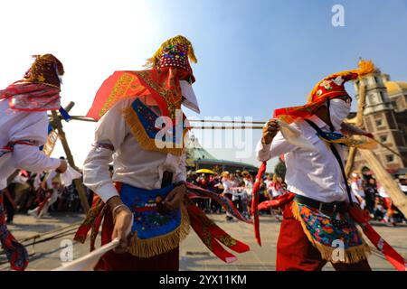 Mexico, Mexique. 12 décembre 2024. Personnes vêtues de costumes folkloriques prenant part à la danse à l'occasion des célébrations de la Journée de la Vierge de Guadalupe. Le 12 décembre 2024 à Mexico, Mexique. (Photo de Ian Robles/ crédit : Eyepix Group/Alamy Live News Banque D'Images