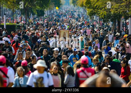 Mexico, Mexique. 12 décembre 2024. Des centaines de fidèles assistent à la Basilique de Guadalupe, pour remercier la Vierge de Guadalupe pour les faveurs et promesses accordées dans le cadre des célébrations de la Journée de la Vierge de Guadalupe. Le 12 décembre 2024 à Mexico, Mexique. (Photo de Ian Robles/Eyepix Group/SIPA USA) crédit : SIPA USA/Alamy Live News Banque D'Images