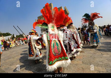 Mexico, Mexique. 12 décembre 2024. Danseurs participant à la danse préhispanique à l’occasion des célébrations de la Journée de la Vierge de Guadalupe. Le 12 décembre 2024 à Mexico, Mexique. (Photo de Ian Robles/Eyepix Group/SIPA USA) crédit : SIPA USA/Alamy Live News Banque D'Images