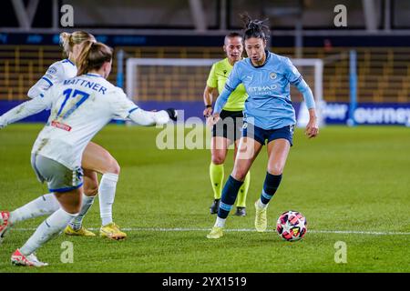 Manchester, Royaume-Uni. Jeudi 12 décembre 2024, UEFA Women's Champions League : Manchester City Women vs SKN réunis Pölten Women at Jole Stadium. Le défenseur de Manchester City Leila Ouahabi 15 sur l'attaque. Crédit James Giblin/Alamy Live News. Banque D'Images