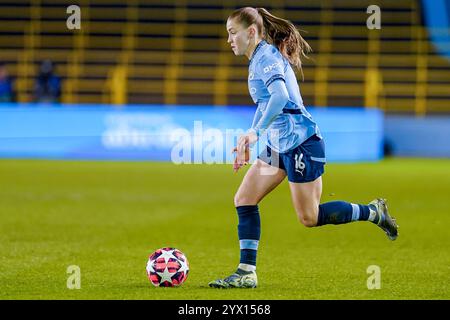 Manchester, Royaume-Uni. Jeudi 12 décembre 2024, UEFA Women's Champions League : Manchester City Women vs SKN réunis Pölten Women at Jole Stadium. L'attaquant de Manchester City Jess Park 16 à l'attaque. Crédit James Giblin/Alamy Live News. Banque D'Images