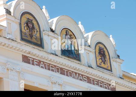 Détail de la façade du théâtre Teatro Tomas Terry façade ornée dans Jose Marti Park, centre-ville de Cienfuegos, Cuba Banque D'Images