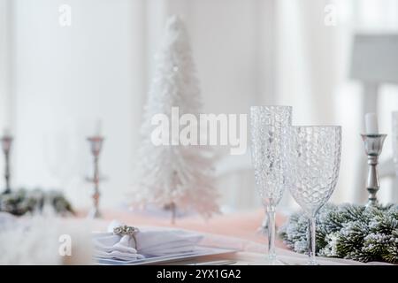 Table élégante avec arbre décoratif blanc, idéal pour les réunions de vacances Banque D'Images