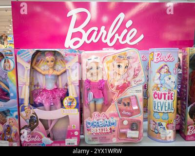 BELGRADE, SERBIE - 25 JUIN 2024 : poupées et décors Barbie exposés dans un supermarché local. Barbie est une franchise de poupées appartenant à Mattel. Banque D'Images