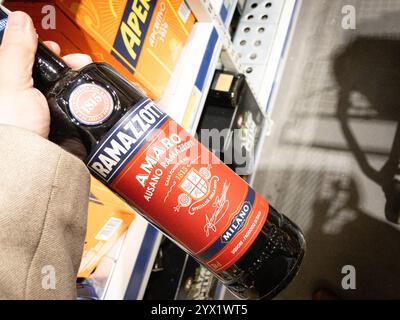 BELGRADE, SERBIE - 25 JUIN 2024 : une bouteille de Ramazzotti Amaro sur une étagère de supermarché en vente à Belgrade. Ramazzotti est une liqueur amère italienne. Banque D'Images