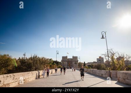 VALENCE, ESPAGNE - 2 AOÛT 2024 : depuis Pont dels Serrans, les visiteurs admirent les tours médiévales de Serranos. Une fois une porte de ville, ces fortifications gothiques e Banque D'Images