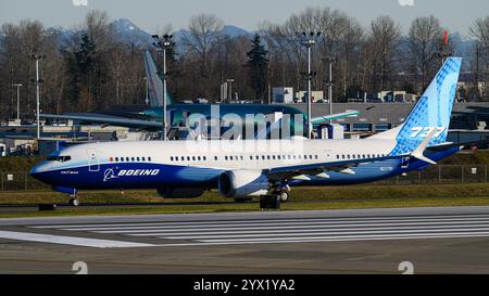 Everett, WA, États-Unis - 4 décembre 2024 ; Boeing 737 MAX 10 circulant aux couleurs de l'entreprise à Paine Field Banque D'Images