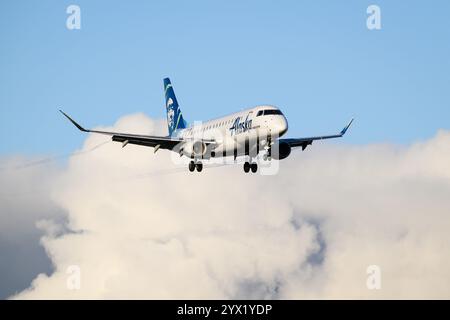 Everett, WA, États-Unis - 9 décembre 2024 ; Alaska Airlines Horizon Embraer 175 atterrissage immatriculé N641QX Banque D'Images