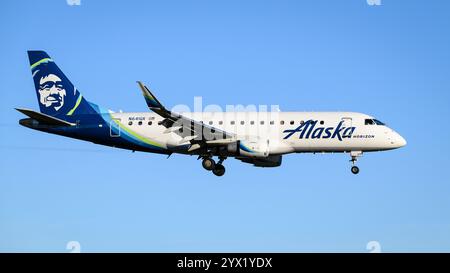 Everett, WA, États-Unis - 9 décembre 2024 ; Alaska Airlines Horizon Embraer 175 vue latérale immatriculation N641QX Banque D'Images