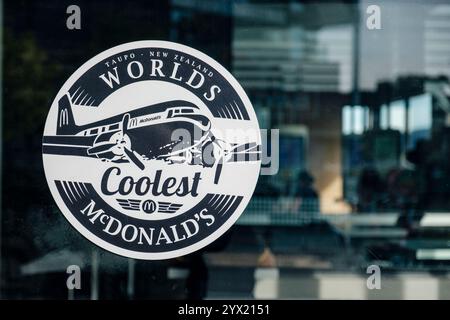 Panneau de vitrine au restaurant McDonald's fast food avec avion DC3 à Taupo, Nouvelle-Zélande, décrit comme le McDonald's le plus cool du monde Banque D'Images