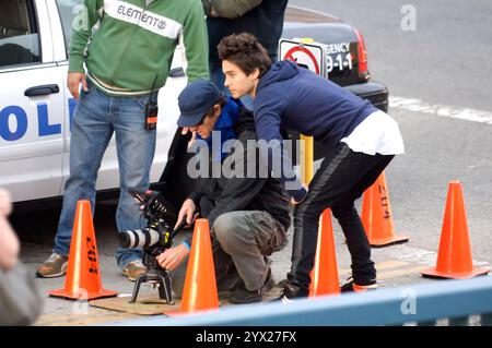 Jared Leto, décontracté dans un sweat à capuche, filme des scènes dans les rues de Santa Monica, s'engageant avec l'équipage et faisant du vélo. Banque D'Images