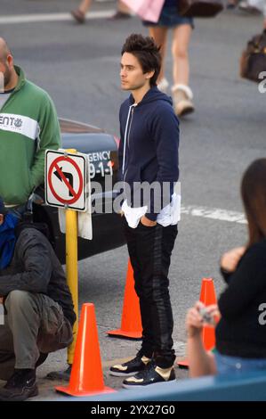 Jared Leto, décontracté dans un sweat à capuche, filme des scènes dans les rues de Santa Monica, s'engageant avec l'équipage et faisant du vélo. Banque D'Images