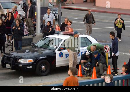 Jared Leto, décontracté dans un sweat à capuche, filme des scènes dans les rues de Santa Monica, s'engageant avec l'équipage et faisant du vélo. Banque D'Images