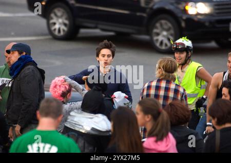 Jared Leto, décontracté dans un sweat à capuche, filme des scènes dans les rues de Santa Monica, s'engageant avec l'équipage et faisant du vélo. Banque D'Images