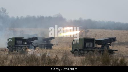 Les soldats d'artillerie croates affectés à la batterie du volcan tirent leurs Vulkan M-92, lanceurs de roquettes multiples mobiles. Banque D'Images