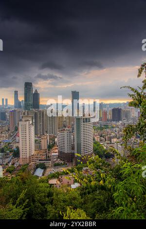 GUIYANG, GUIZHOU, CHINE - 15 AOÛT 2022 : Guiyang, Guizhou, Chine centre-ville ville d'horizon du haut Banque D'Images